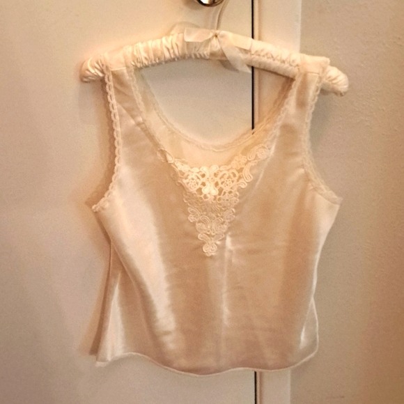 Silk (polyester) soft slip top with lace - Picture 1 of 4